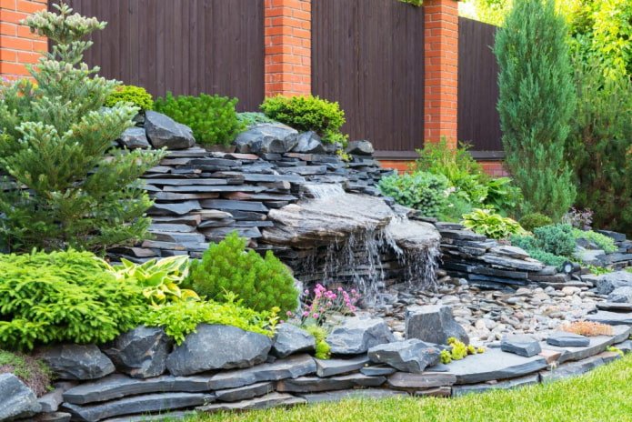 Rotstuin met waterval