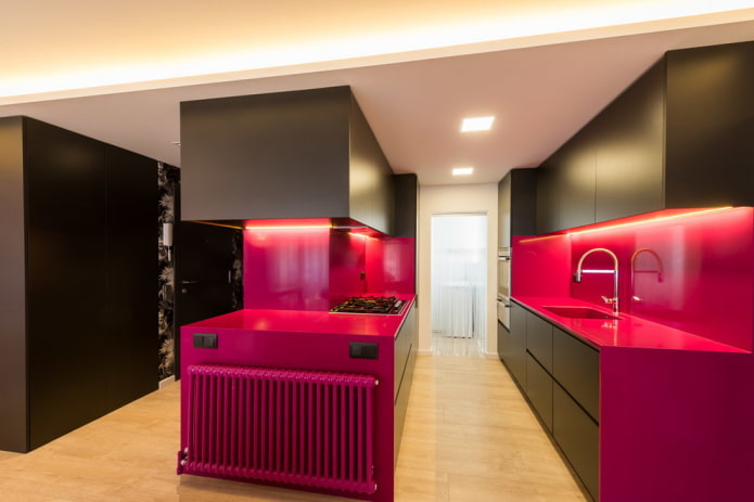 keukeninterieur in zwarte en roze tinten