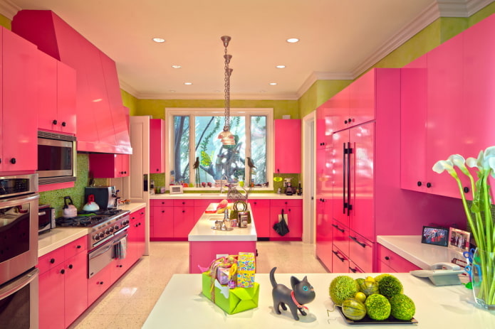 keukeninterieur in roze en groene tinten