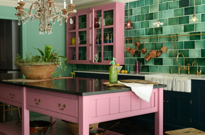 keukeninterieur in roze en groene tinten