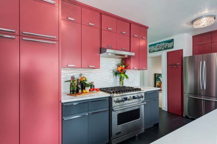 keukeninterieur in grijs- en roze tinten