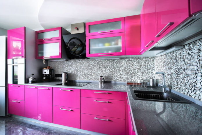 keukeninterieur in grijs- en roze tinten
