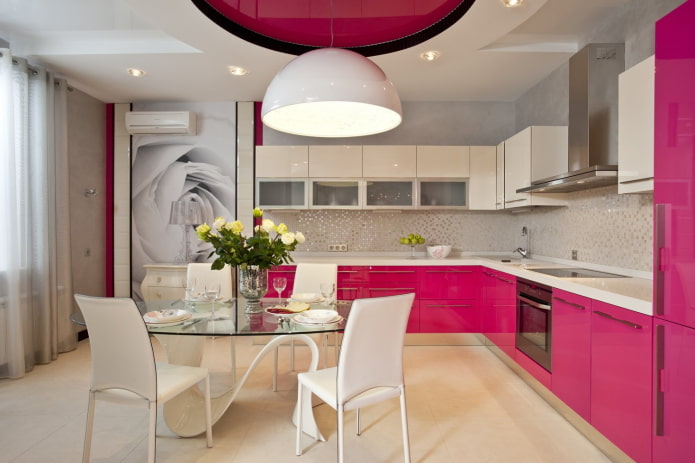 keukeninterieur in witte en roze tinten