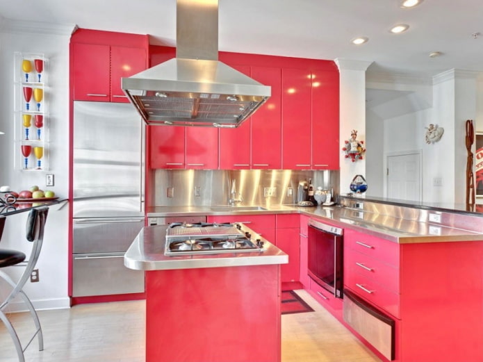 meubels en apparatuur in het keukeninterieur in roze tinten
