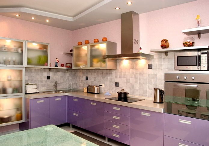 keukeninterieur in roze en lila tinten