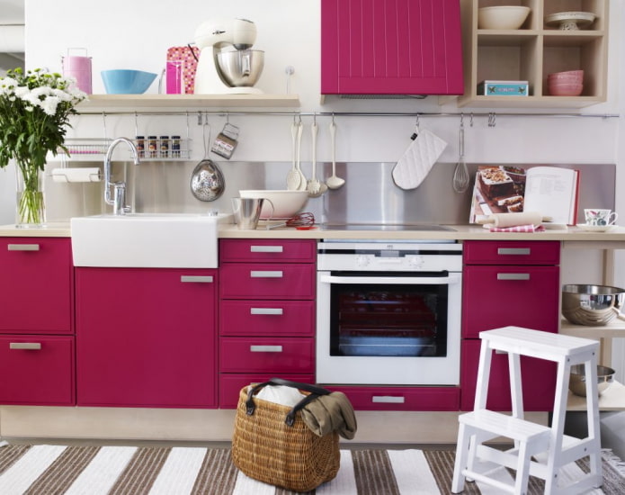 meubels en apparatuur in het keukeninterieur in roze tinten