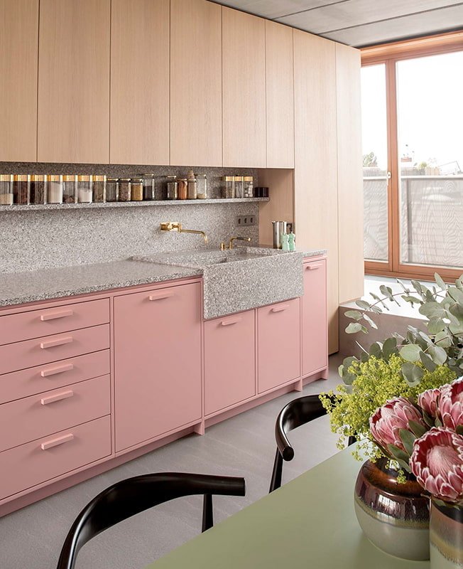 keukeninterieur in roze tinten
