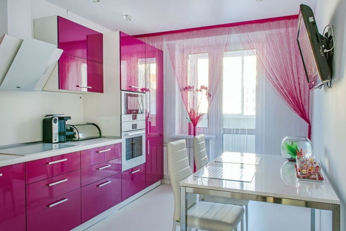 gordijnen in het keukeninterieur in roze tinten