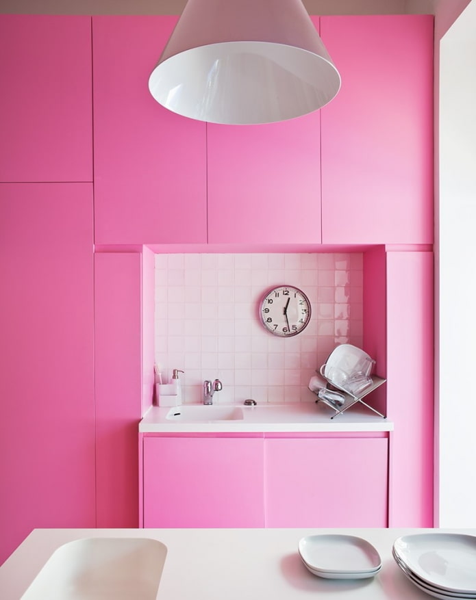 keukeninterieur in roze tinten