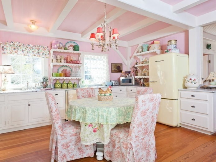 roze keukeninterieur in shabby chic stijl