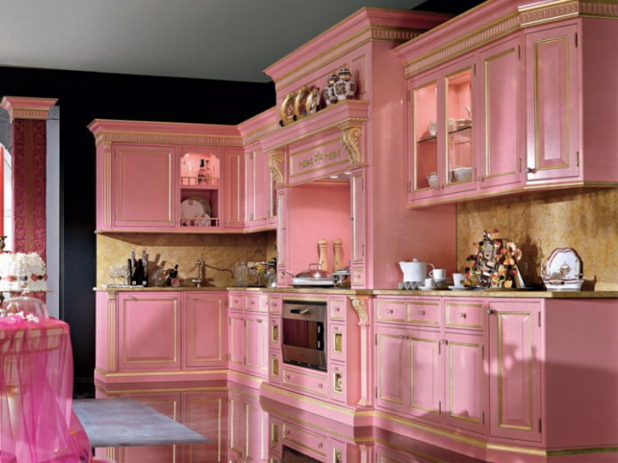 roze keukeninterieur in klassieke stijl