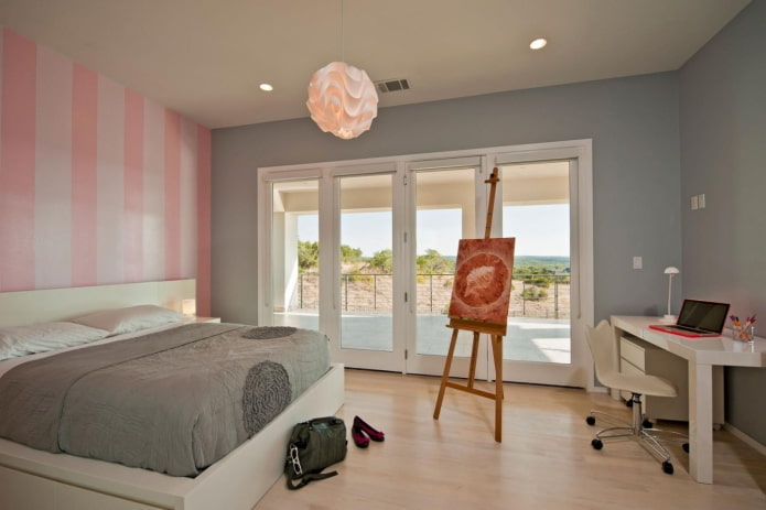 interieur van een grijs-roze slaapkamer