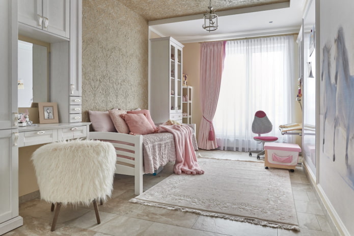 slaapkamerinterieur in roze en beige tinten