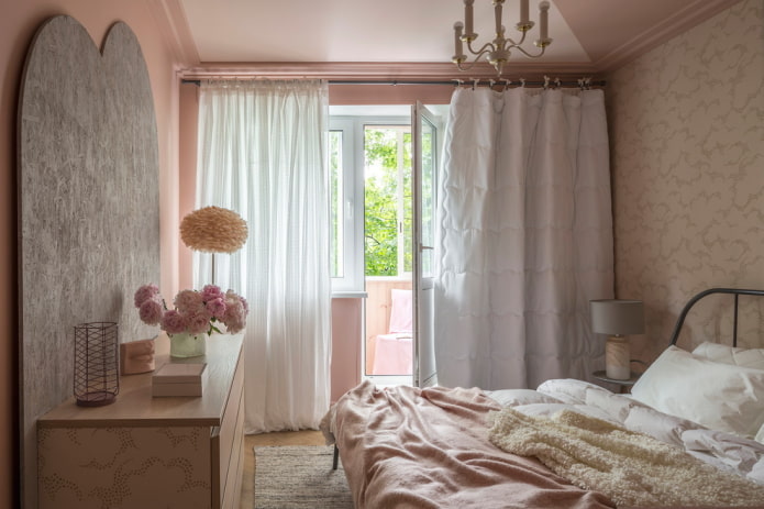 slaapkamerinterieur in roze en beige tinten