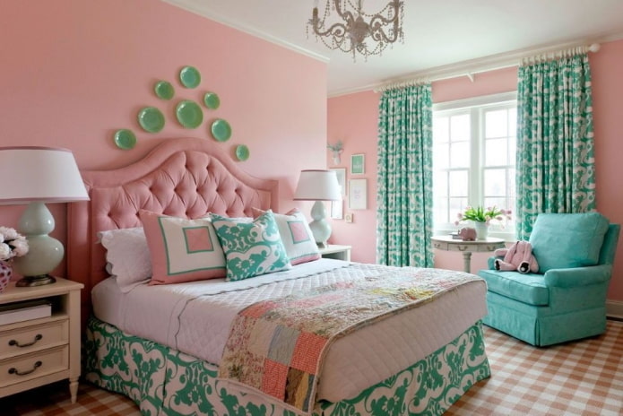 slaapkamerinterieur in roze en turquoise tinten