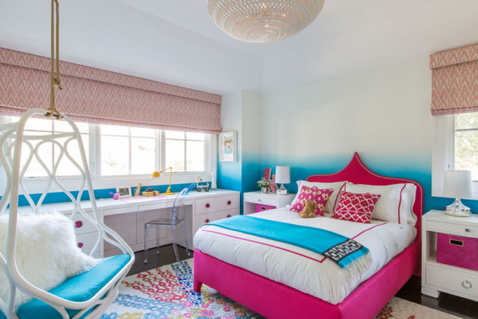slaapkamerinterieur in roze en blauwtinten