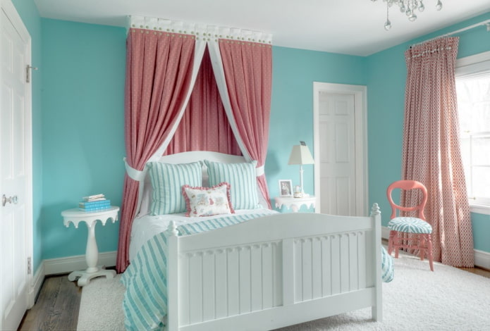 slaapkamerinterieur in roze en blauwtinten