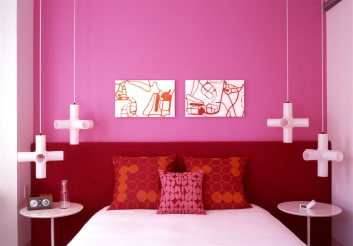 slaapkamerinterieur in roze en rode tinten