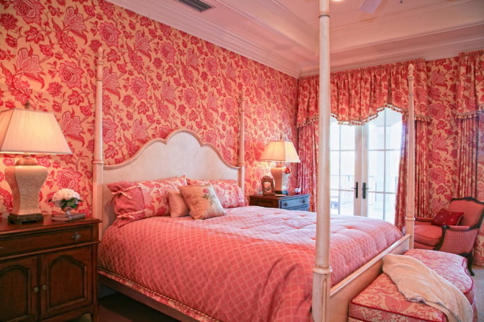 slaapkamerinterieur in roze en rode tinten