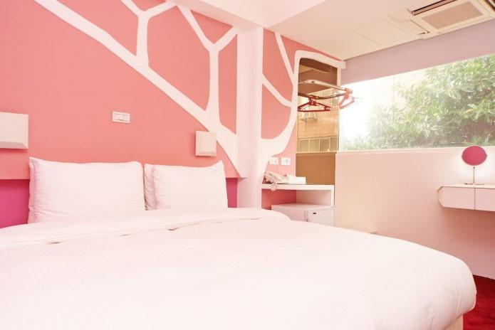 interieur van een wit-roze slaapkamer