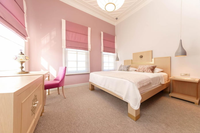 slaapkamerinterieur in roze en beige tinten