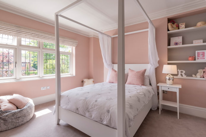 slaapkamerinterieur in roze tinten