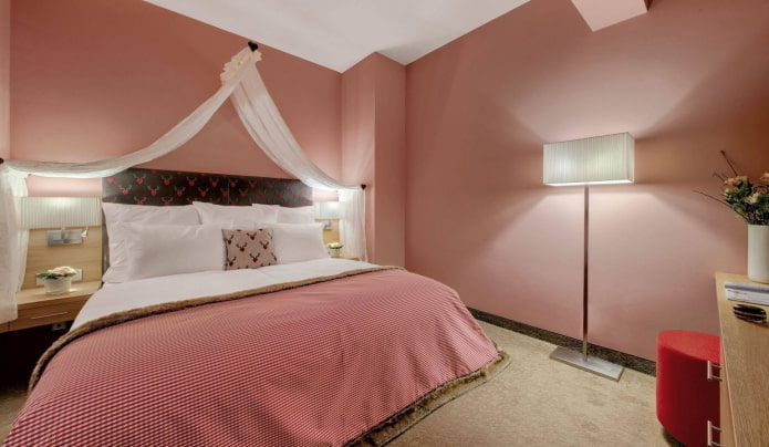 verlichting in het slaapkamerinterieur in roze tinten