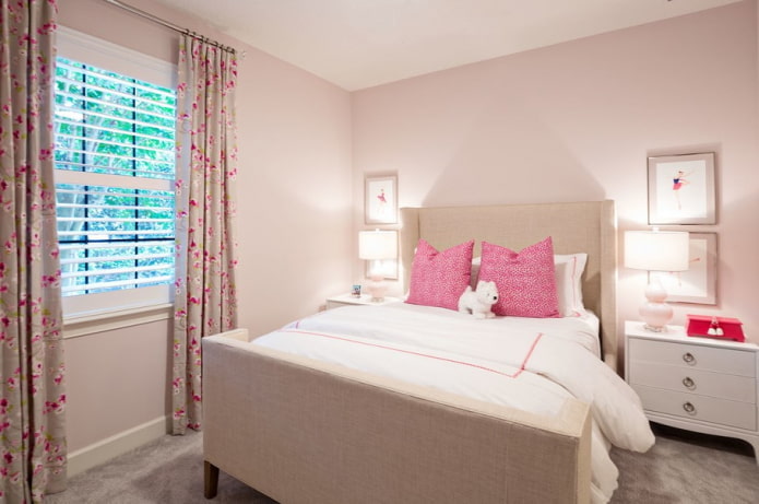 verlichting in het slaapkamerinterieur in roze tinten
