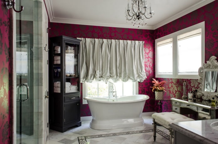 roze behang en witte gordijnen