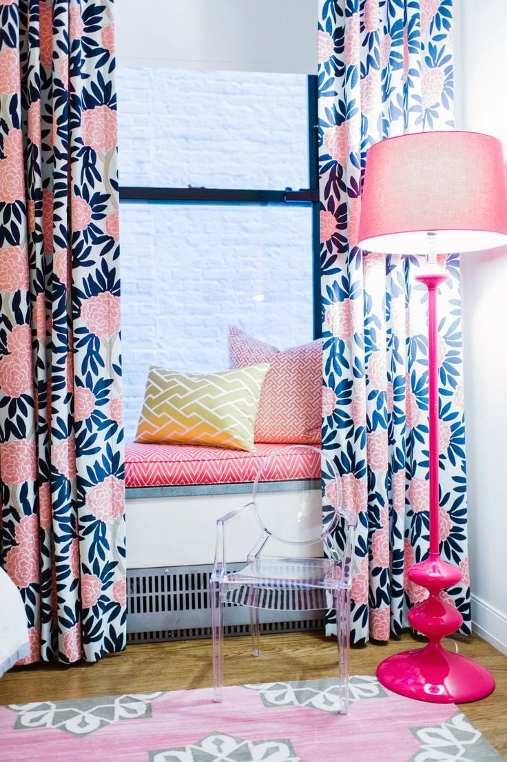 blauwe en roze gordijnen