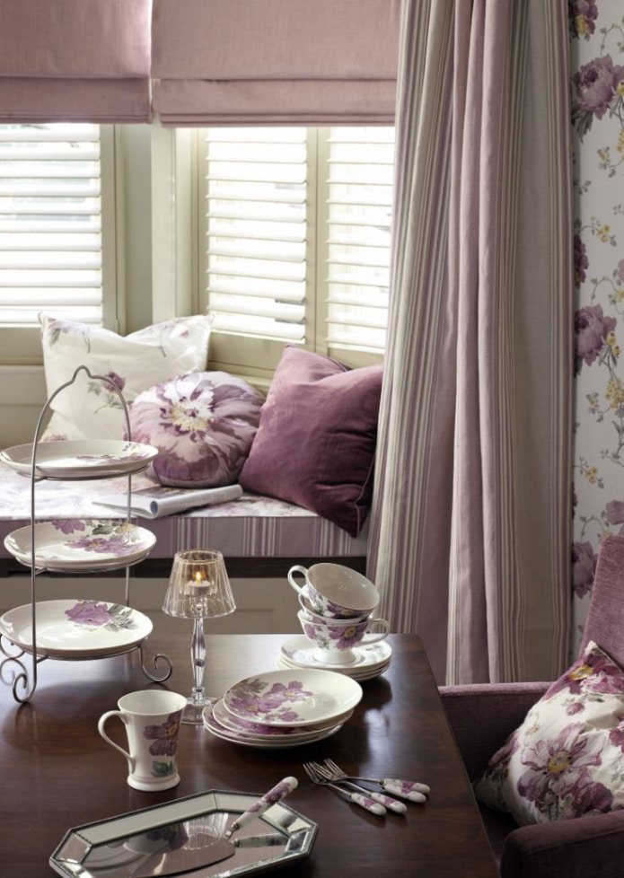asroze gordijnen in de woonkamer