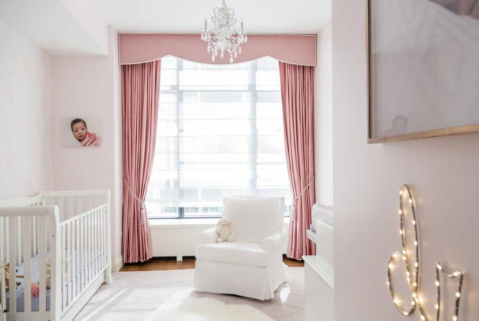 stoffig roze gordijnen in een kinderkamer