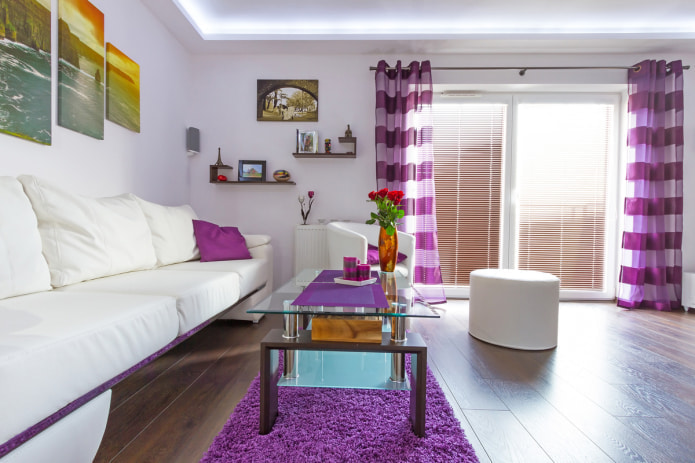 roze en paarse gordijnen in de hal