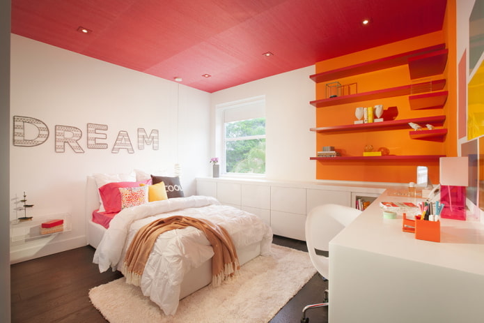 frambooskleurig plafond in het interieur