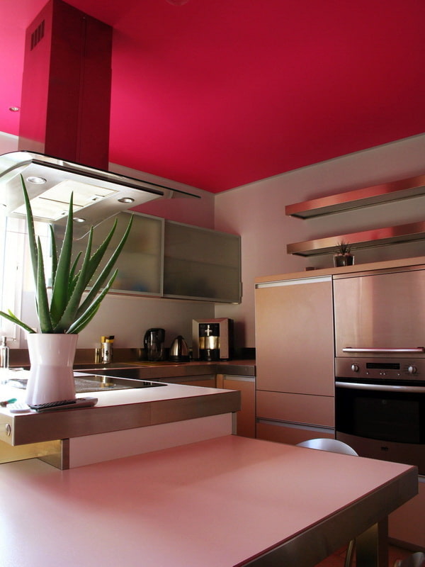 roze plafondbekleding in de keuken