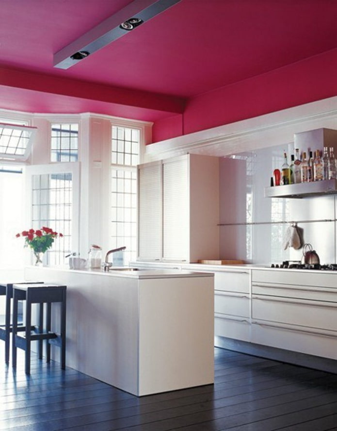 roze plafondbekleding in de keuken