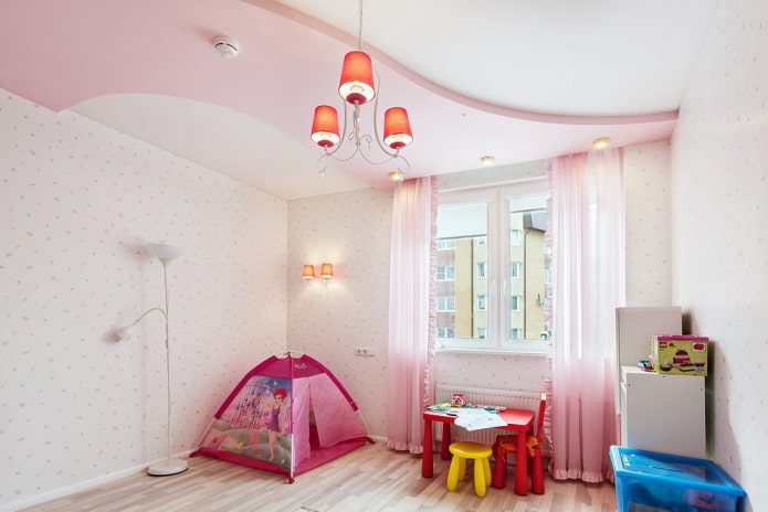 wit en roze plafondstructuur in het interieur
