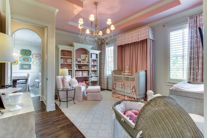 roze plafondbekleding in de kinderkamer