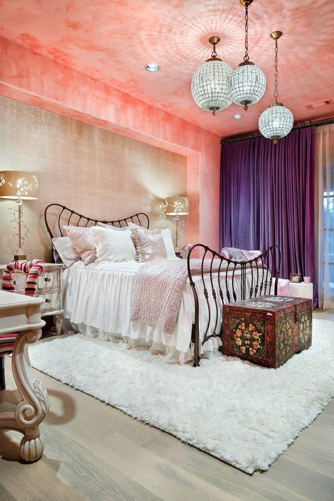 roze plafondbekleding in de slaapkamer