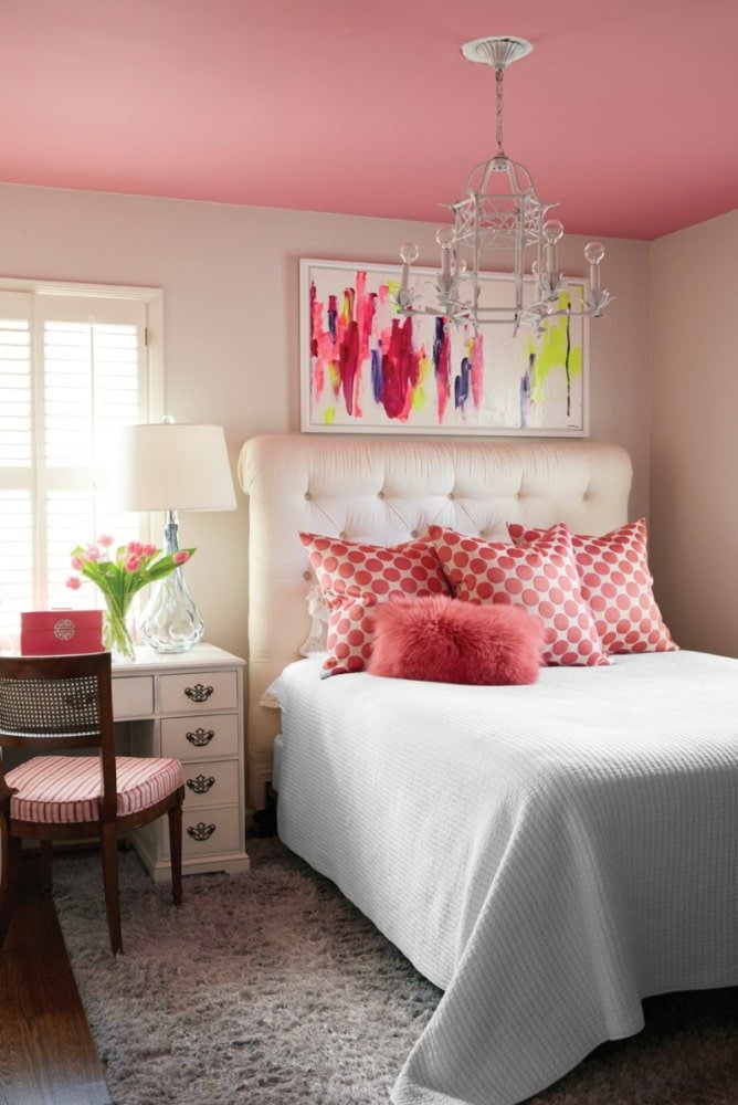 roze spanplafond in het interieur