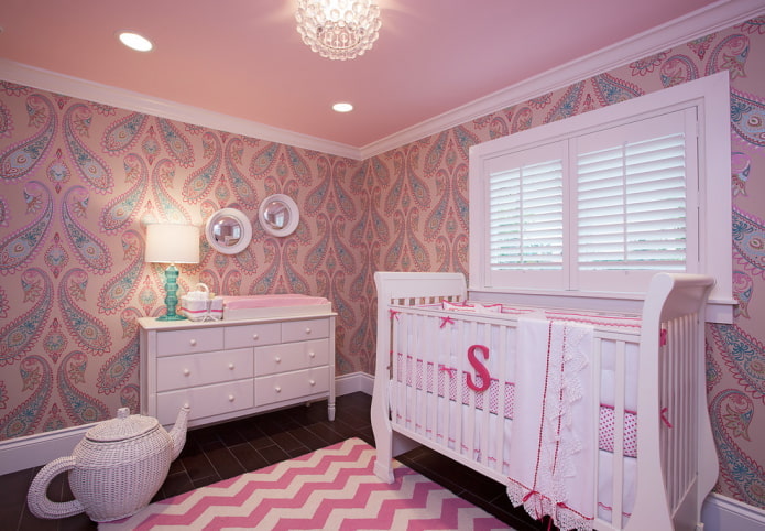 roze plafondbekleding in de kinderkamer