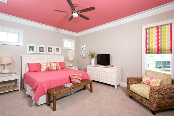 roze plafondbekleding in de slaapkamer