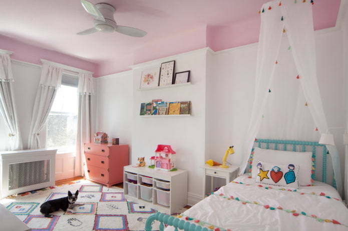 plafond roze geverfd