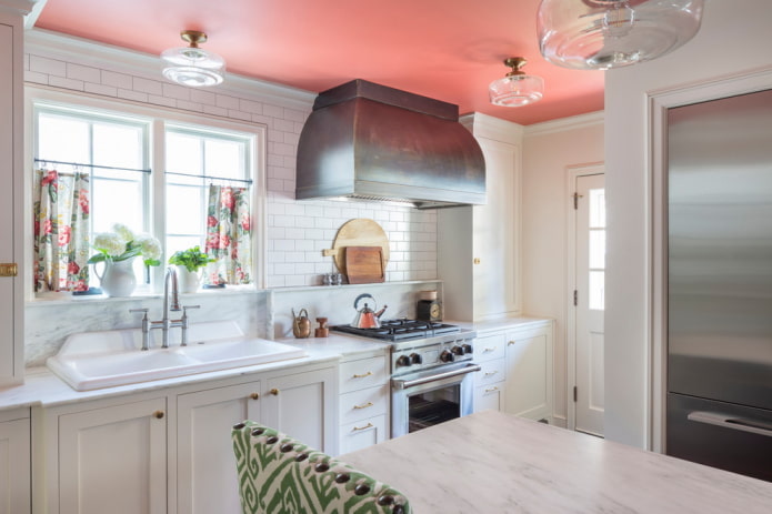roze plafondbekleding in de keuken
