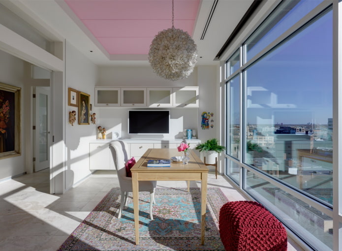 wit en roze plafondstructuur in het interieur
