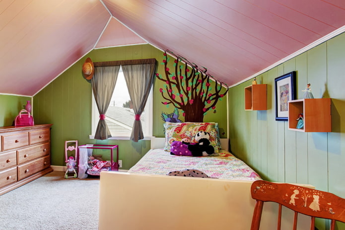 roze plafondbekleding met groene muren