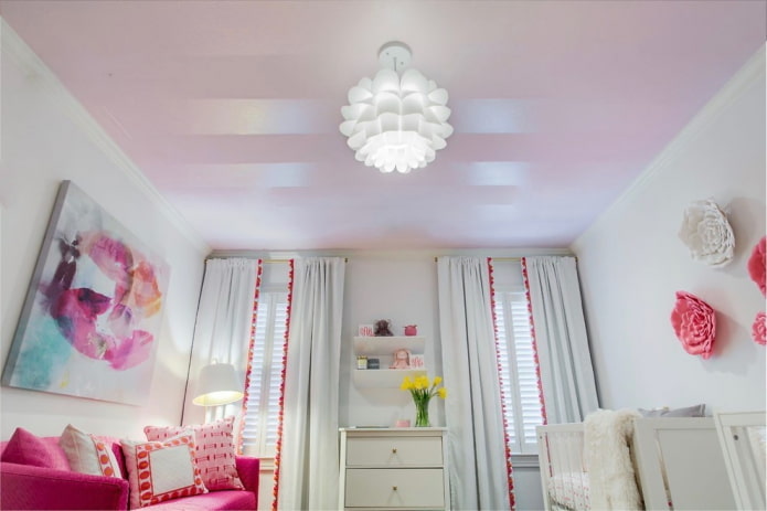 roze plafondstructuur met kroonluchter