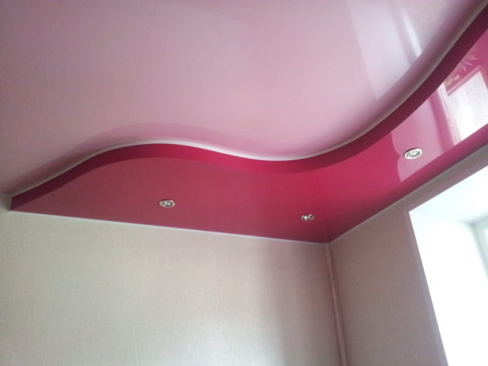 roze plafondconstructie met twee niveaus structuur