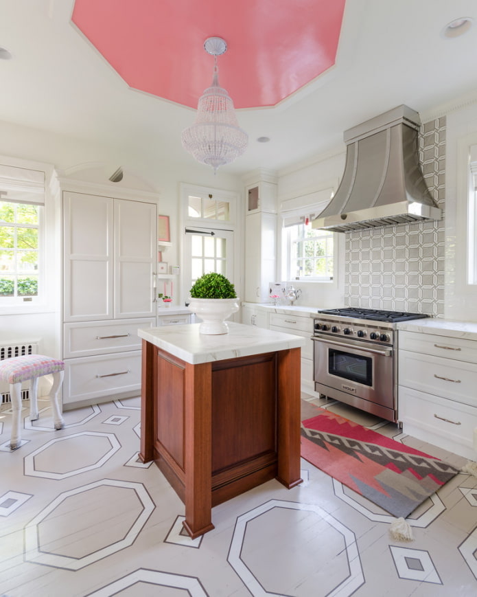 roze plafondstructuur in het interieur