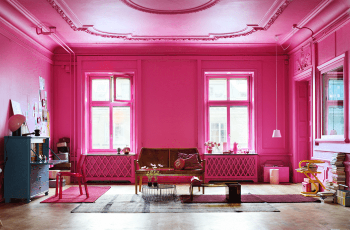 roze plafondstructuur met stucwerk